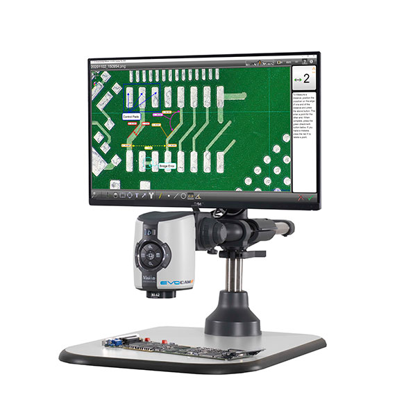 Microscopio digitale EVO Cam con monitor montato sopra che mostra PCB