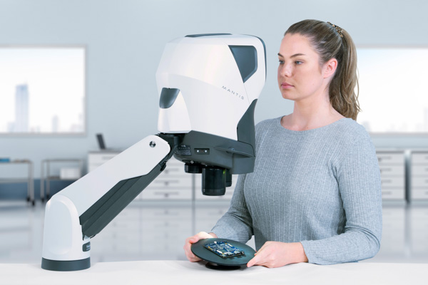 IMAGE A – Mantis PCB on tilting accessory Woman Grey shirt – BLURRY BG_no path-600×400 Mantis PCB on tilting accessory