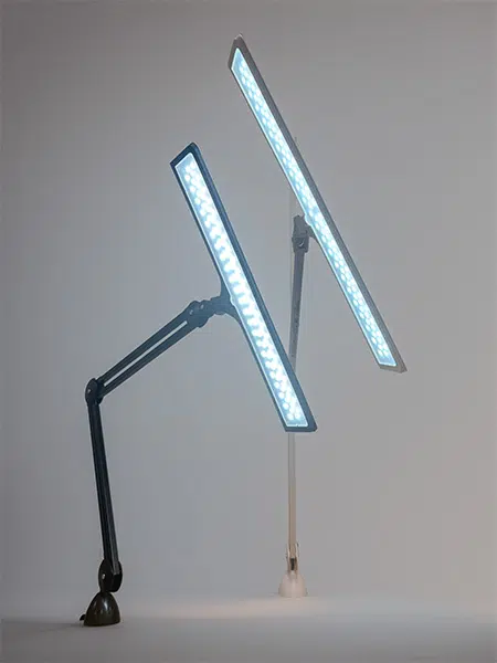 Clearview OPTILITE-450×600 Lampade OPTALITE ClearView su un banco