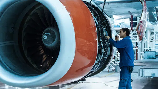 jet-engine-iStock-1022905038-600×338 Uomo che ispeziona un motore a reazione
