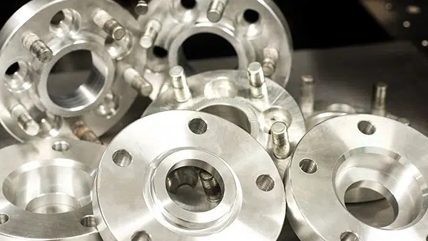 metal-components-iStock-864972632-600×338 Una disposizione di componenti metallici